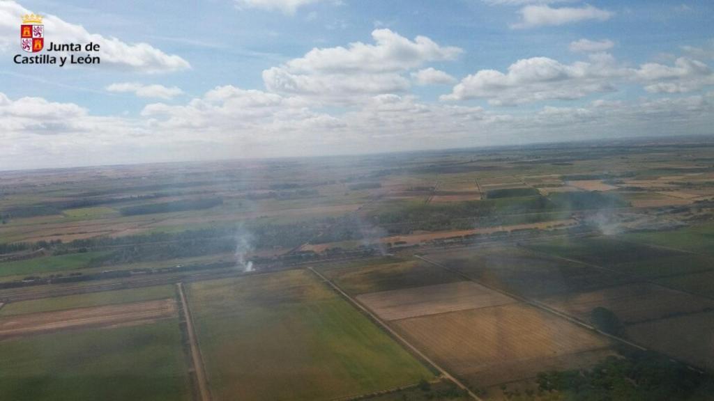 Zona afectada por el fuego a causa de las chispas de un tren en El Burgo Ranero (León)