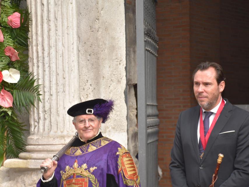 Óscar Puente, antes de comenzar la procesión en honor a la Virgen den San Lorenzo