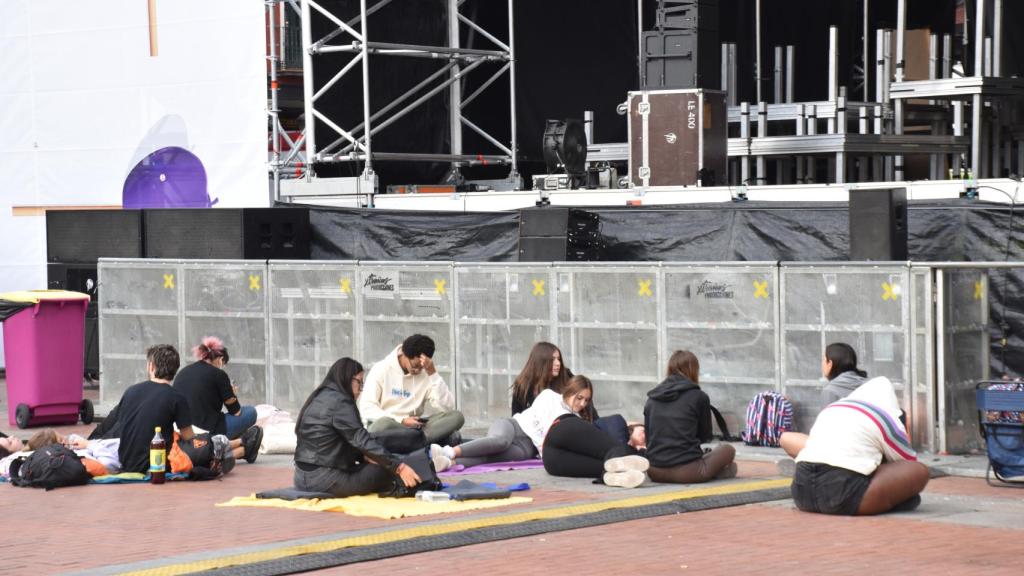 Fans en primera fila del escenario de la Plaza Mayor de Valladolid
