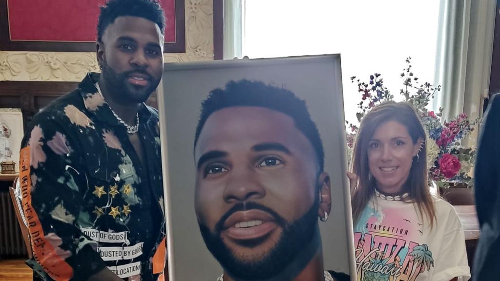 Jason Derulo recoge el cuadro de manos de Laura Serrano