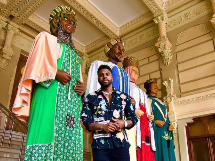 Derulo con gigantes y cabezudos