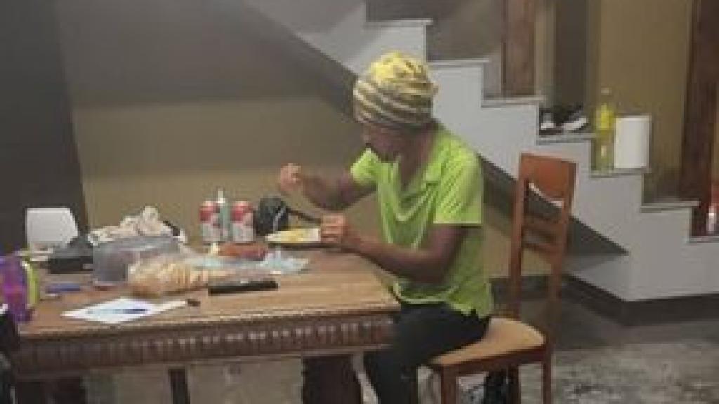 Hiro cenando en casa de Rafa