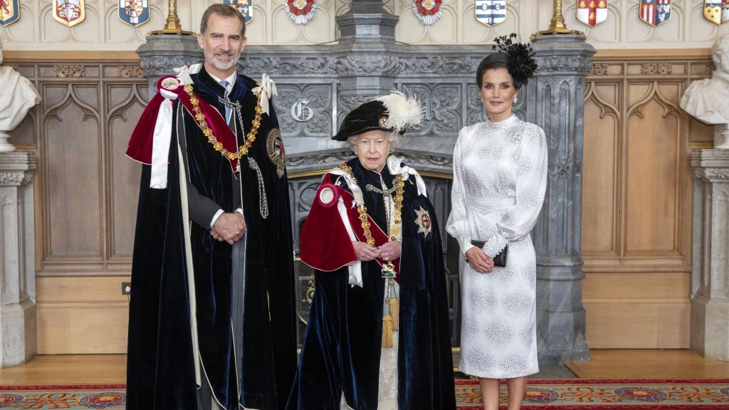 Los reyes Felipe VI y Letizia junto a la reina Isabel II de Inglaterra.