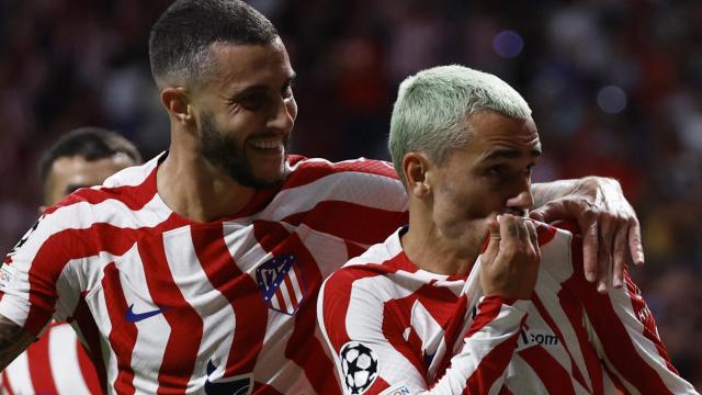 Griezmann besa el escudo del Atlético de Madrid en la celebración de su gol junto a Mario Hermoso