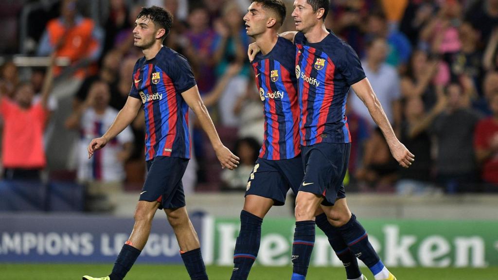 Pedri, Ferran Torres y Robert Lewandowski celebran.