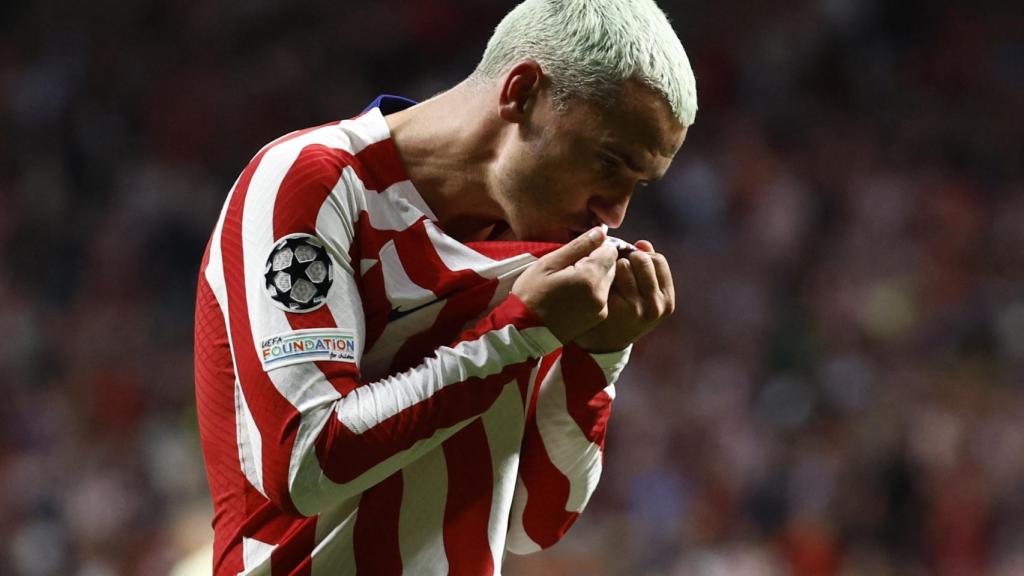 Antoine Griezmann, besando el escudo del Atlético de Madrid