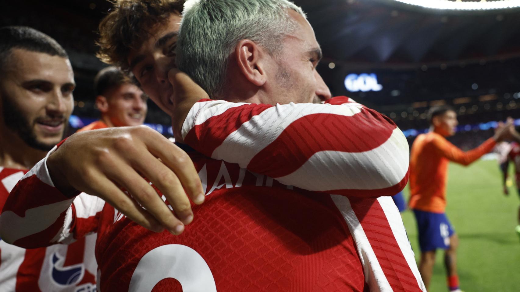 Joao Félix, felicitando a Griezmann por su gol