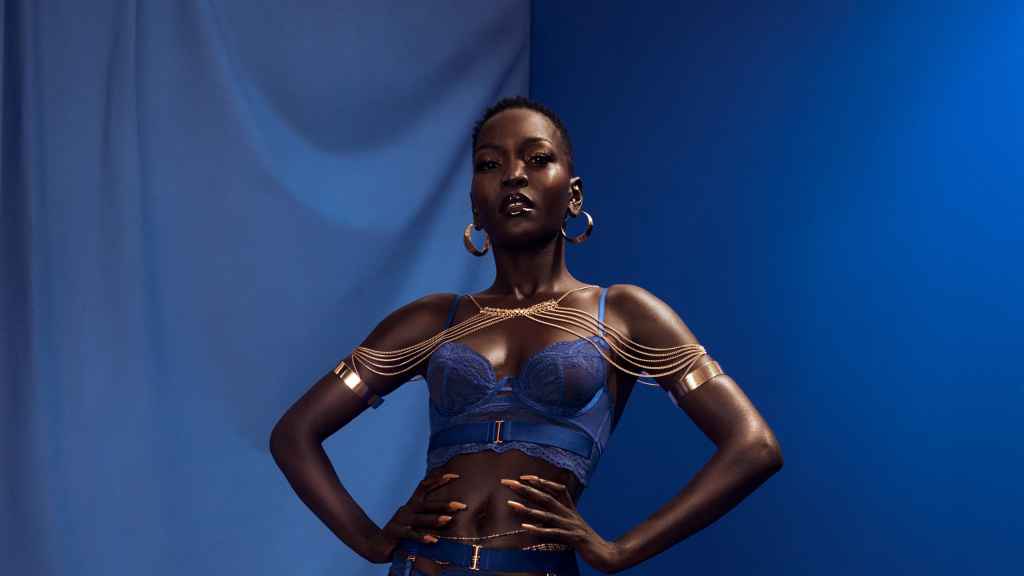 Nyakim Gatwech posa con un conjunto de su primera colección con Hunkemoller.