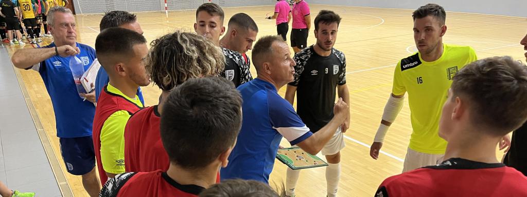 Tete dirige a los jugadores del BeSoccer UMA Antequera durante la pretemporada