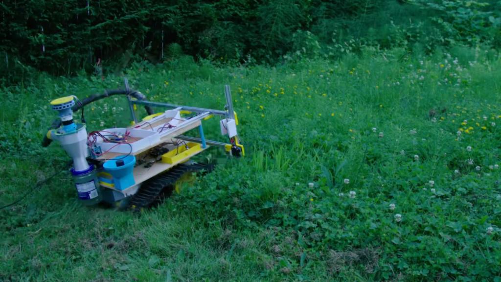 Así es la cortadora de césped que funciona con un láser.