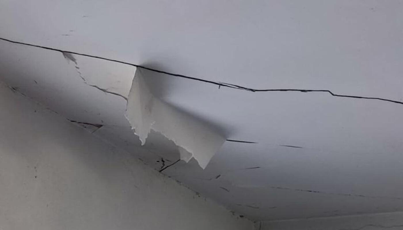Pintura desconchada y grietas en el techo