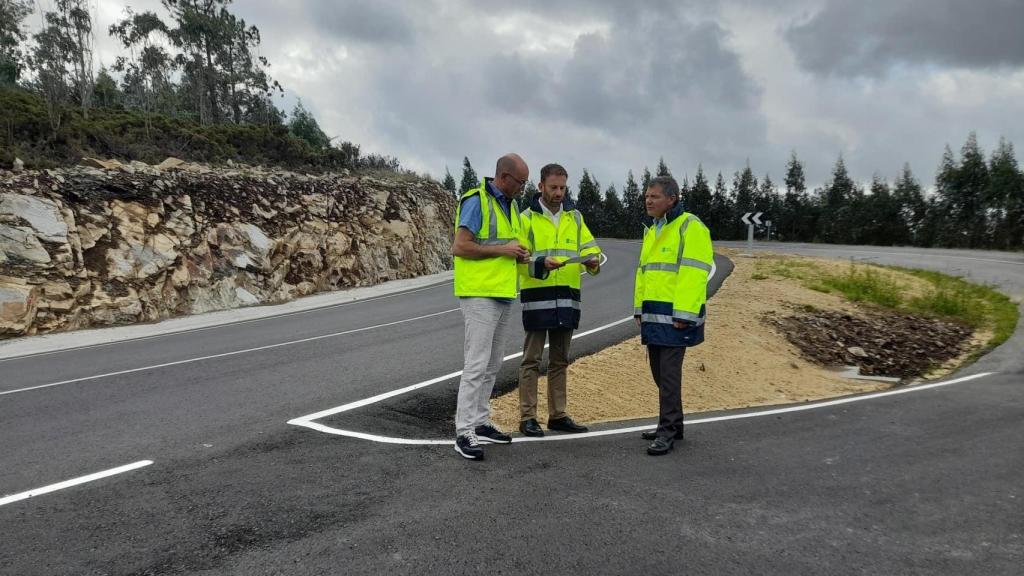Gonzalo Trenor visita las obras de mejora del firme de la AC-423, en Cabana de Bergantiños (A Coruña).