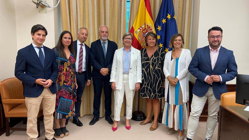 La conselleira do Mar, Rosa Quintana, con diputados del PP en el Congreso,
