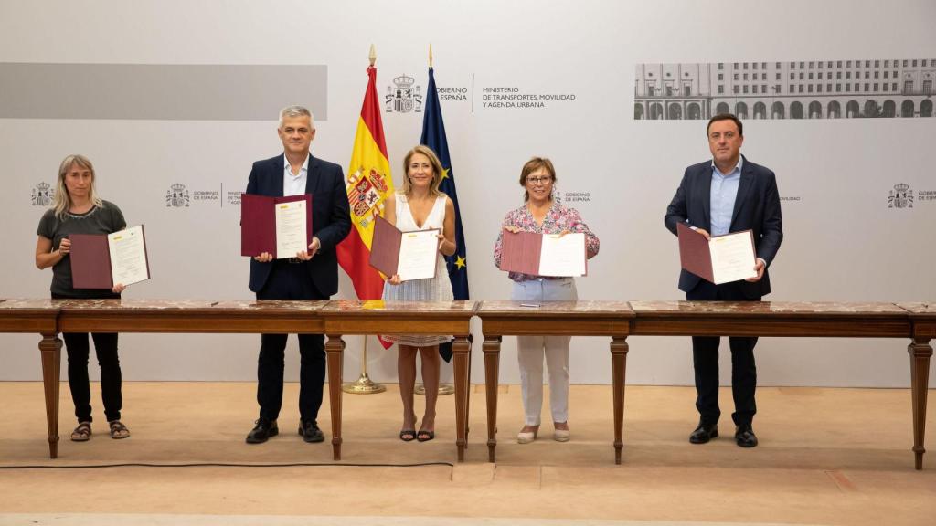 González Formoso (derecha) tras la firma con la ministra Raquel Sánchez (en el centro)