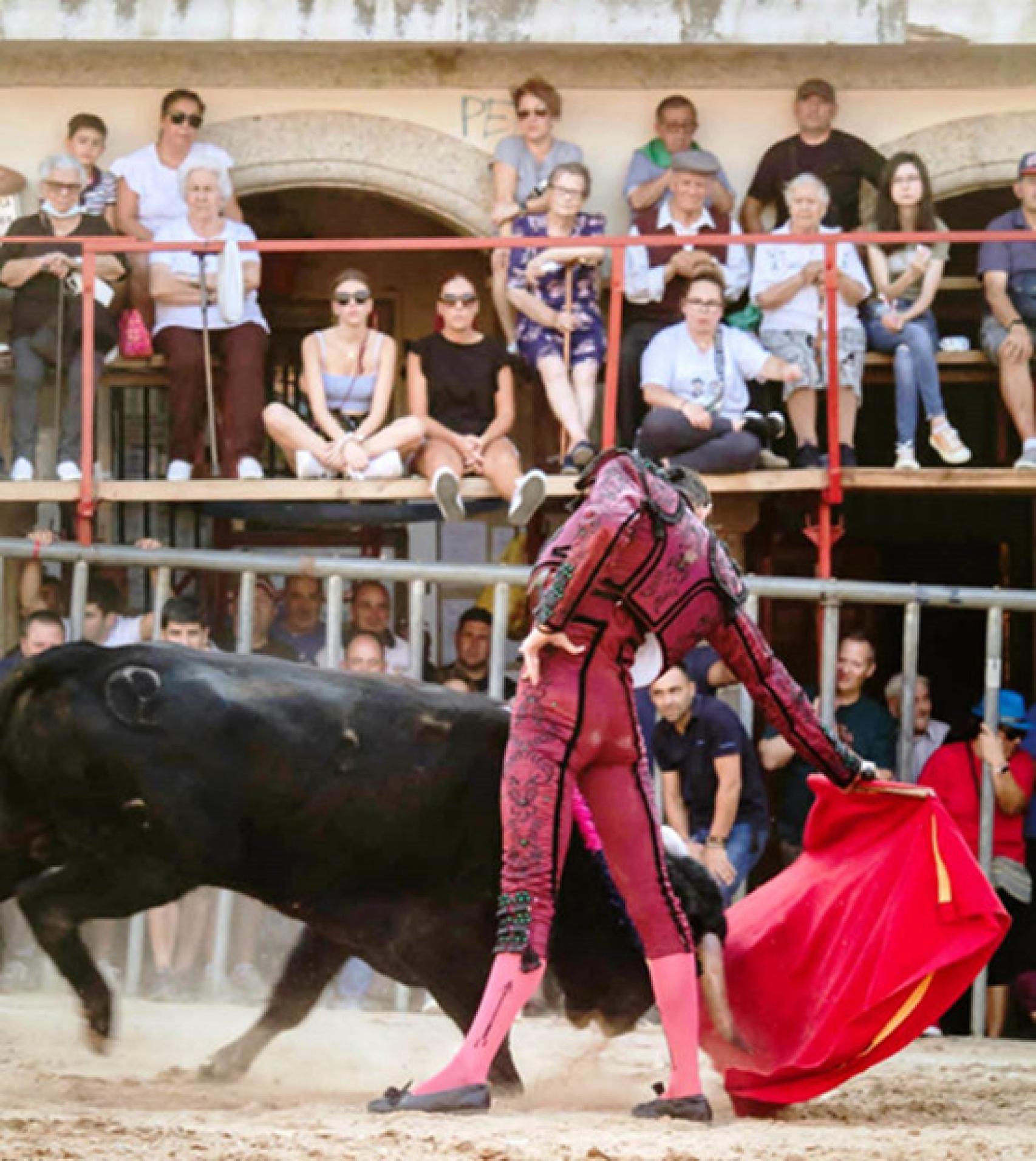 Pedro Andrés en un derechazo con la figura erguida