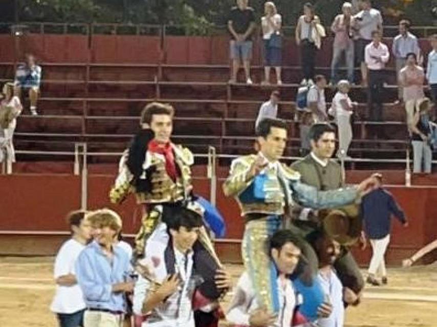 Los novilleros Molia y Burdiel a hombros en Pozuelo junto al mayoral de Brazuelas