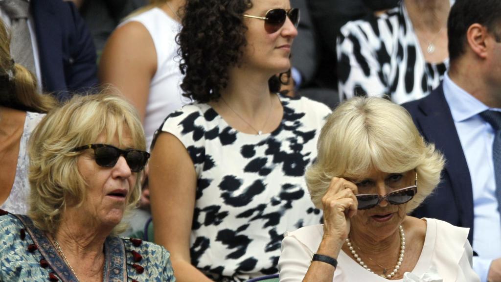 Camilla Parker Bowles y su hermana, Annabel, en una imagen tomada en Londres, en julio de 2015.