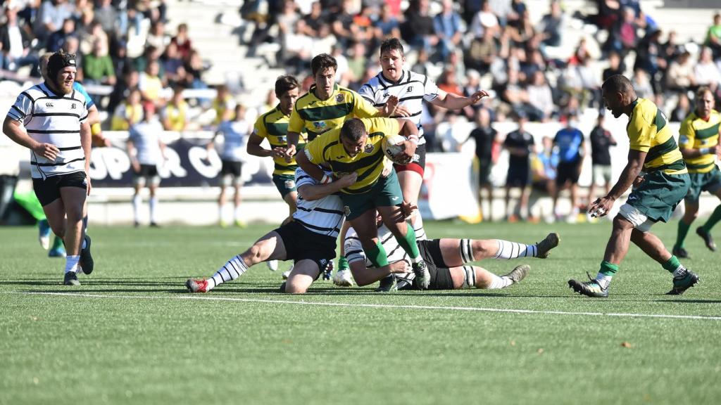 Nicolás Jurado es placado por la defensa de Brussels Devils, en el encuentro disputado por Castilla y León Iberians