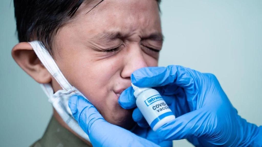 Administración de una vacuna intranasal.