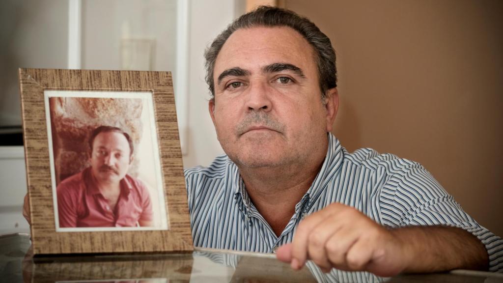 El hijo de Rafael Padura, en su casa, tras atender a EL ESPAÑOL.