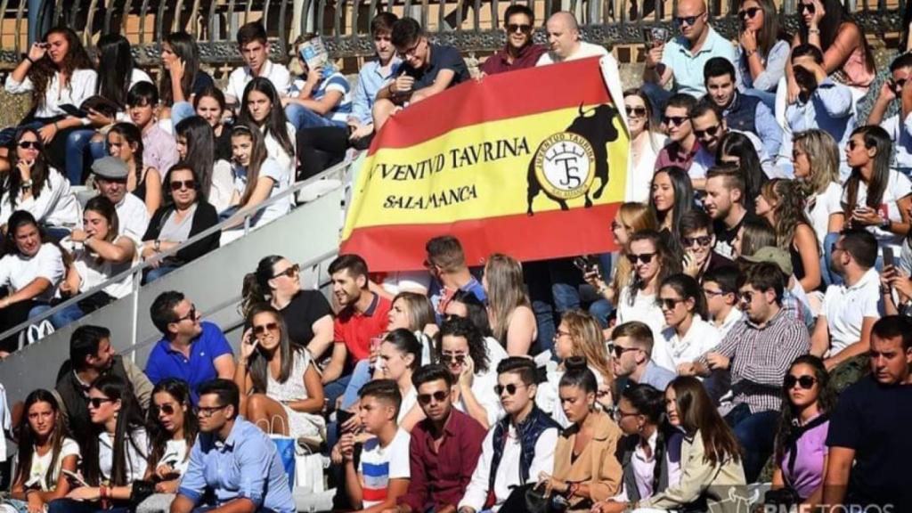 Grada llena de jóvenes aficionados de Juventud Taurina de Salamanca