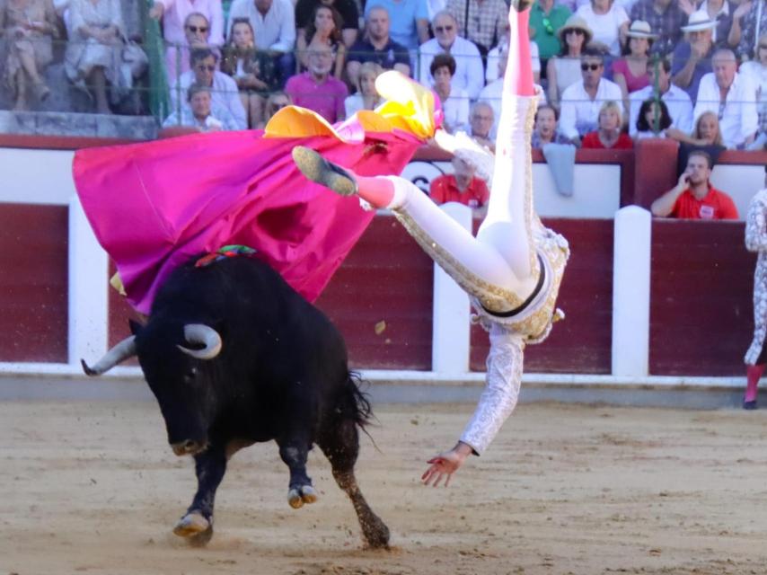 Rufo sale por los aires tras la cogida del toro
