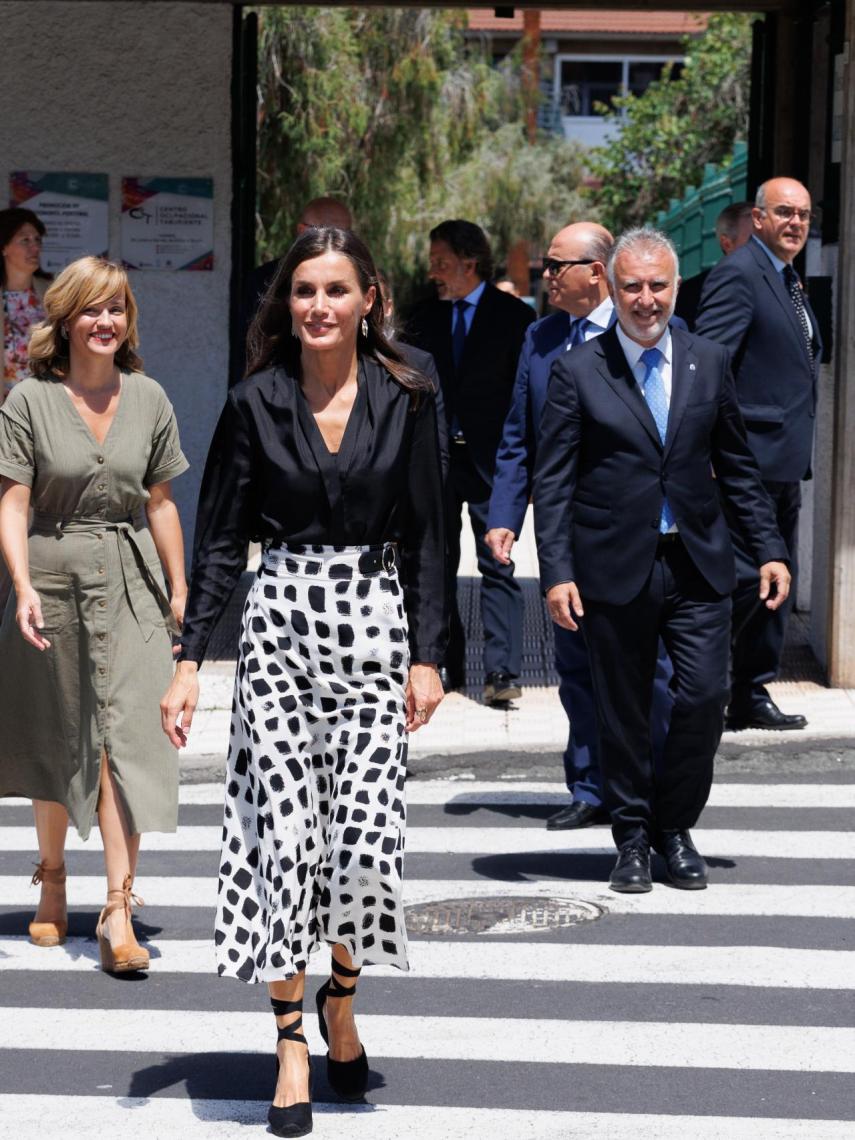 En señal de respeto, Letizia ha optado por un estilismo en negro y blanco.