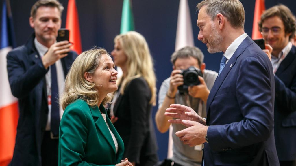 La vicepresidenta Nadia Calviño conversa con el ministro de Finanzas alemán, Christian Lindner, durante el Eurogrupo de este viernes en Praga.