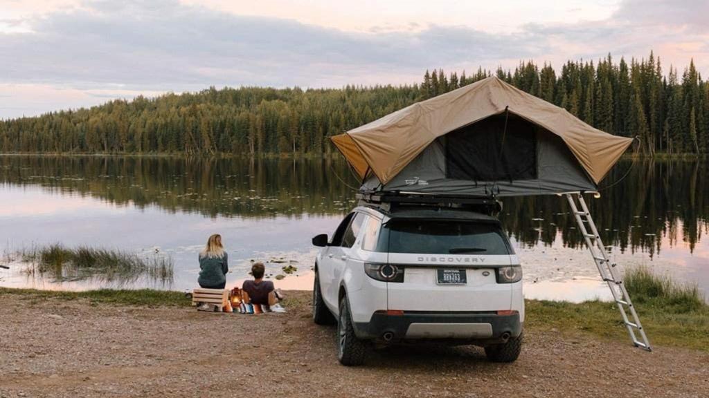 Tienda Front Runner instalada en el techo de un vehículo.