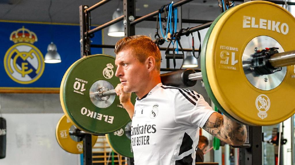 Toni Kroos levanta pesas.