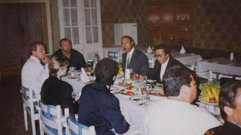 Reunión Petrov y Malyshev con la Yakuza.