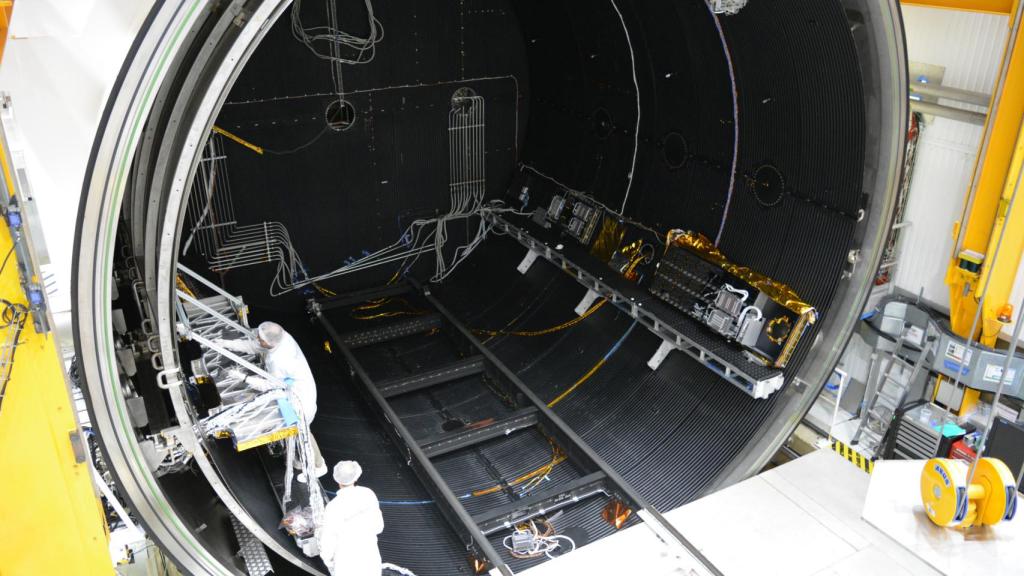 Cámara de vacío donde se comprueban los satélites