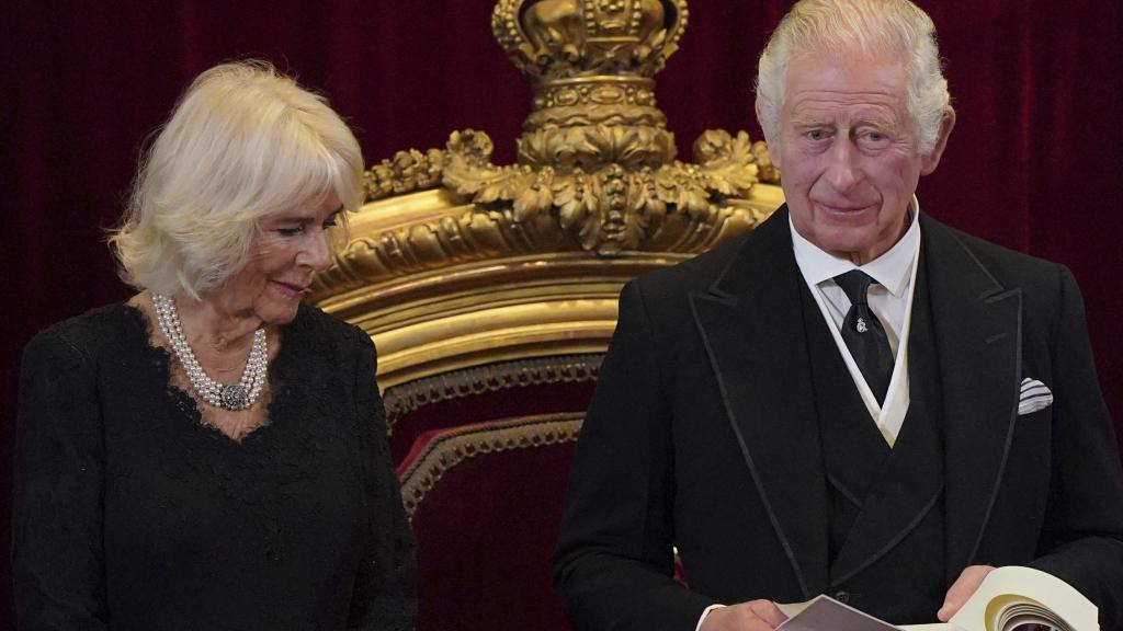 La mirada cómplice de la reina consorte a su esposo, que acaba de perder a su madre.