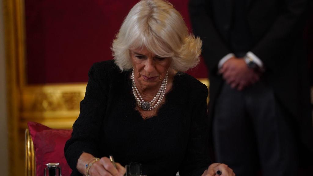 Camila, la reina consorte, firmando el acta de proclamación de rey de su marido, Carlos III.
