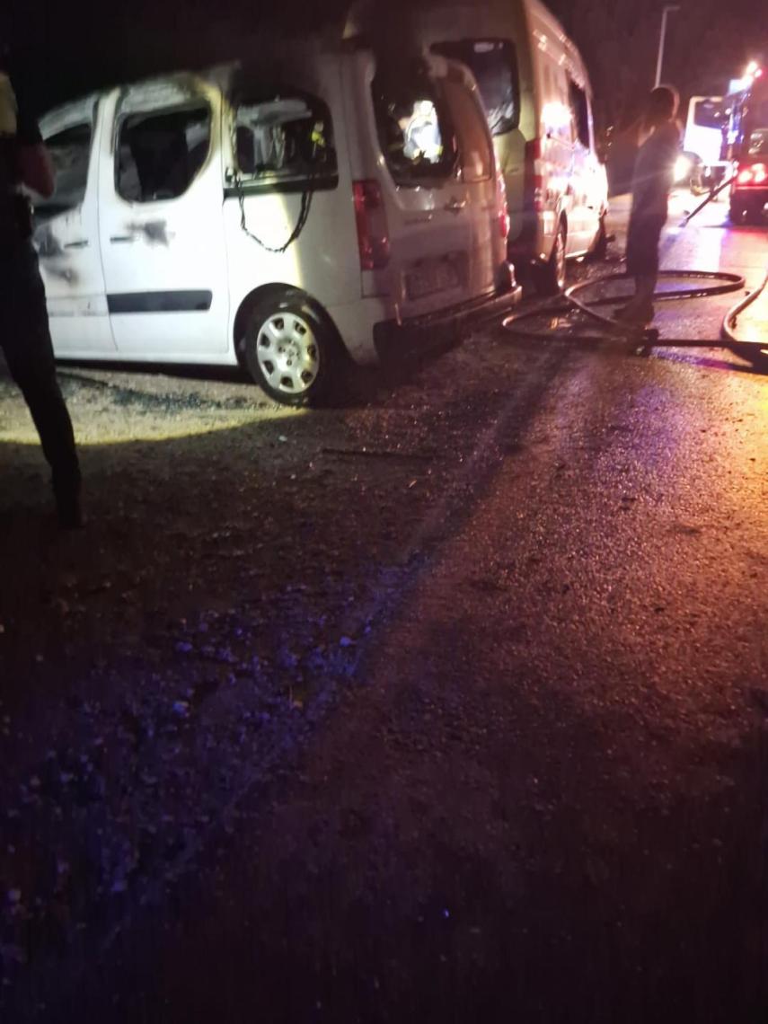 Los vehículos calcinados.