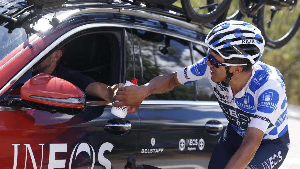 Richard Carapaz cogiendo un bidón.