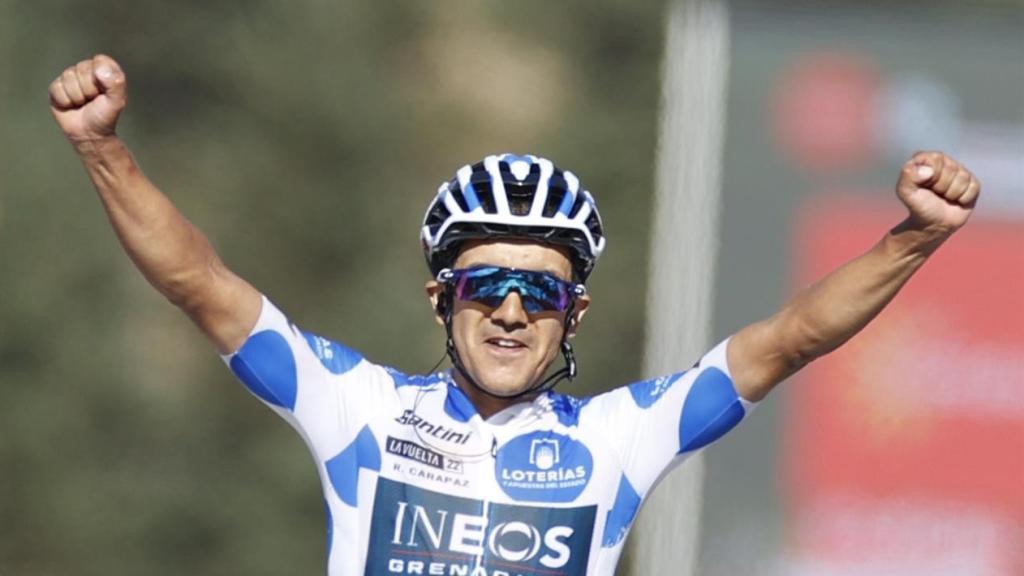 Richard Carapaz levanta las manos en la meta de Navacerrada y gana la 20ª etapa de La Vuelta 2022