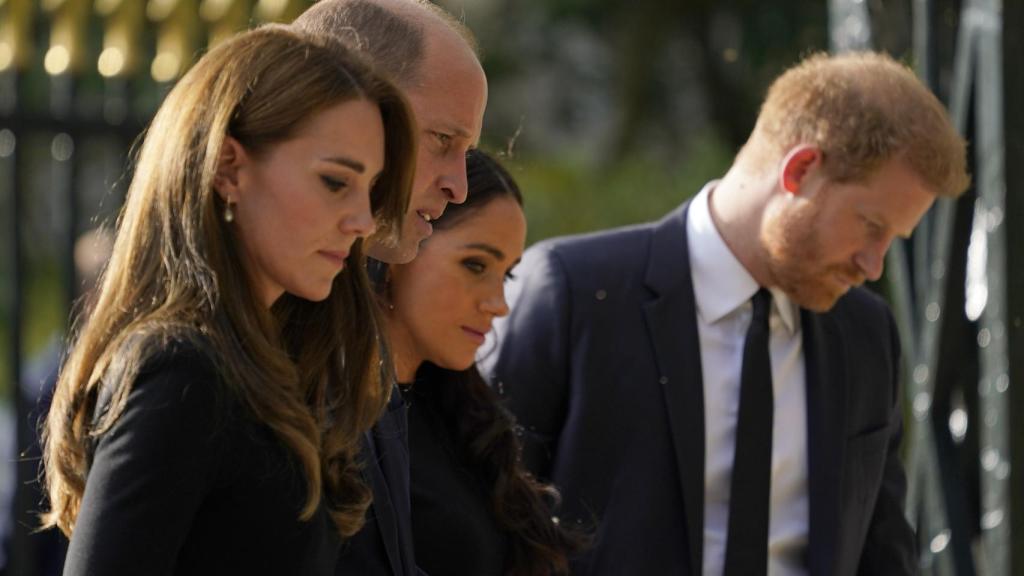 Los príncipes de Gales y los duques de Sussex a las puertas del Castillo de Windsor.