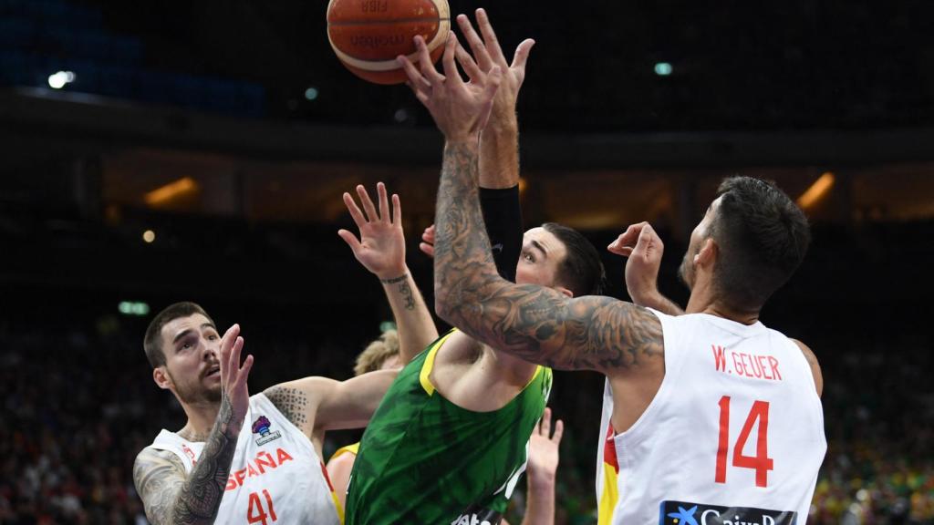 Jonas Valanciunas pelea con Willy y Juancho Hernangómez.