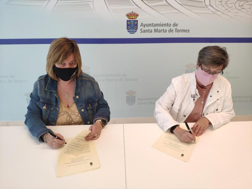 Renovación del convenio del taller de costura en el Ayuntamiento de Santa Marta, este sábado.