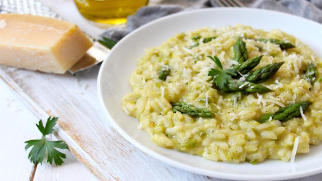 Risotto de espárragos trigueros, una receta fácil que puedes disfrutar todo el año