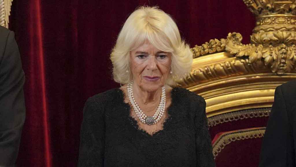 Camilla Parker-Bowles, flanqueada por el rey Carlos y el príncipe de Gales.