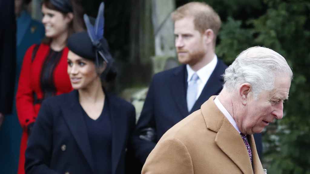 Carlos de Inglaterra, Meghan y Harry en una imagen de archivo.