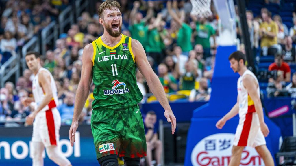 Domantas Sabonis, celebra una canasta frente a España