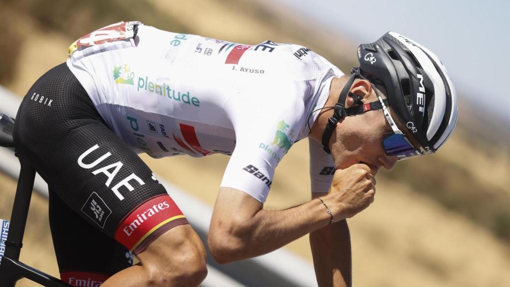 Juan Ayuso se avitualla.