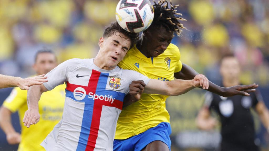 Gavi y Mamadou Mbaye, disputando un balón aéreo