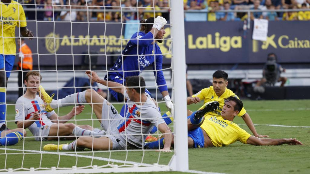 Lewandowski, batiendo a Ledesma en el Cádiz - Barcelona de La Liga 2022/2023