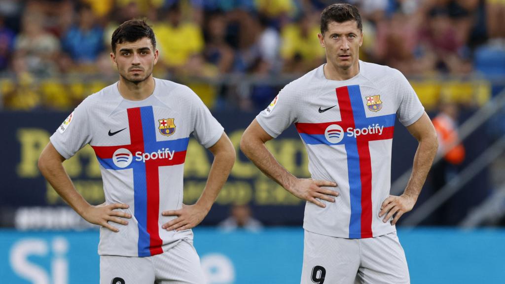 Pedri y Lewandowski, en el parón por la urgencia médica en la grada