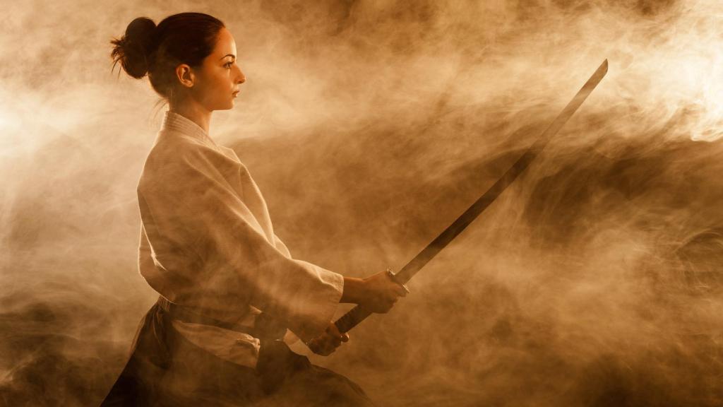 Una mujer que practica aikido.