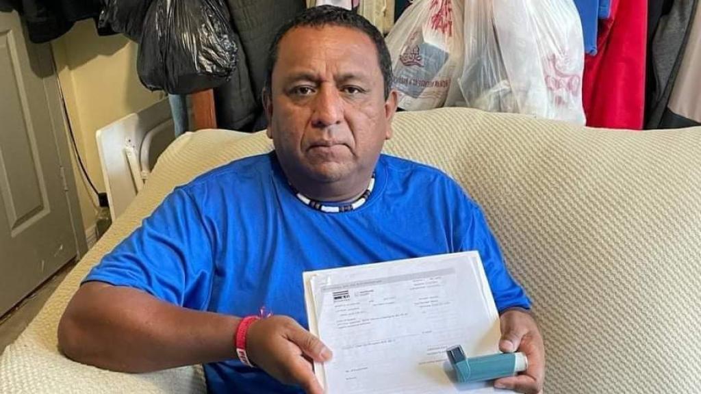 Franklin Anchahua mostrando su informe médico.